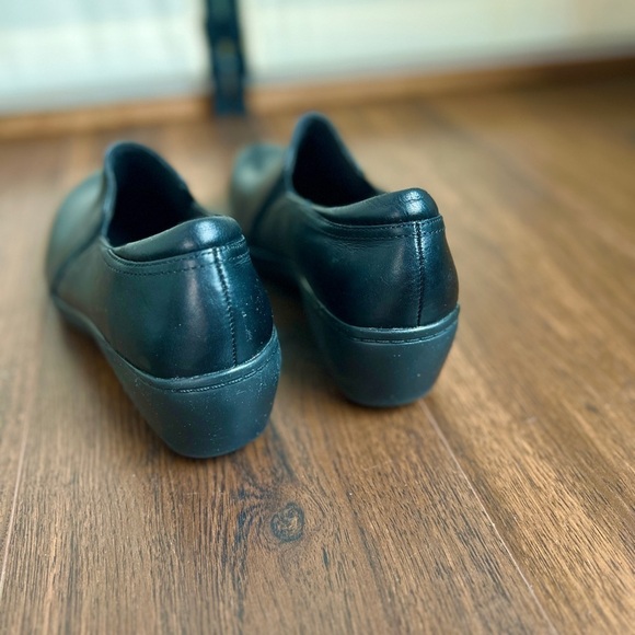 Clarks Women's Black Slip Resistant Leather Slip On Shoes - Picture 6 of 9